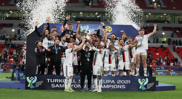 Beşiktaş, Turkcell Süper Kupa’yı Törenle Aldı