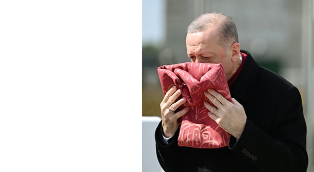Cumhurbaşkanı Erdoğan 129 Yıllık Tarihî Sancağı Akar’a Teslim Etti