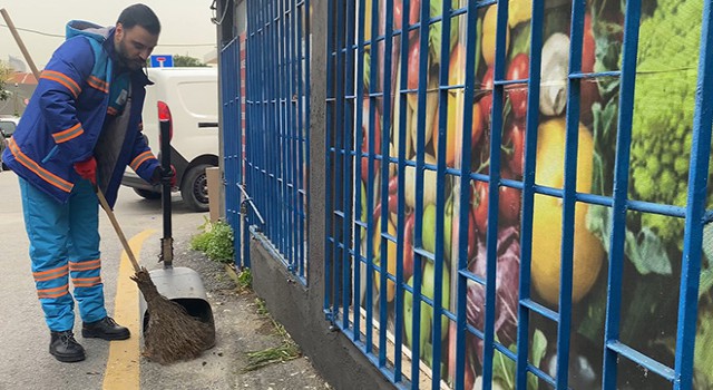 Sanatçı Alişan Üsküdar Sokaklarında Çöp Topladı