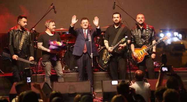 Gençlik Festivali’nde Pera Grubu İle Coştular