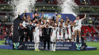 Beşiktaş, Turkcell Süper Kupa’yı Törenle Aldı