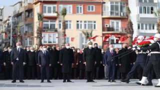 Hulusi Akar, Çanakkale Geçilmez Yazılı Altın Madalyanın “Toka Edildiği” Türk Bayrağını Törenle Göndere Çekti
