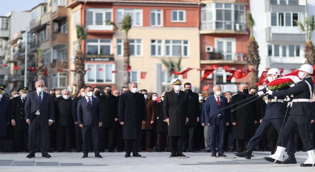 Hulusi Akar, Çanakkale Geçilmez Yazılı Altın Madalyanın “Toka Edildiği” Türk Bayrağını Törenle Göndere Çekti