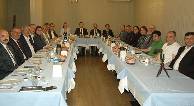 CHP’li Ümraniye Belediye Meclis Üyeleri Gazetecilerle İftar Yaptı
