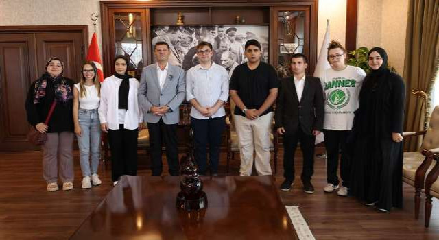 Dereceye Giren Öğrenciler Başkan Çerkez'i Ziyaret Etti