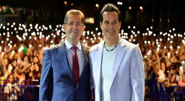 Çekmeköy’de 30 Ağustos Coşkusu Hakan Peker Konseriyle Zirveye Ulaştı