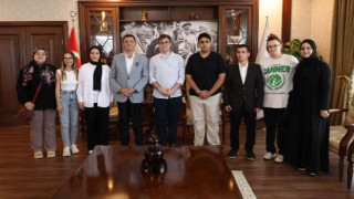 Dereceye Giren Öğrenciler Başkan Çerkez'i Ziyaret Etti
